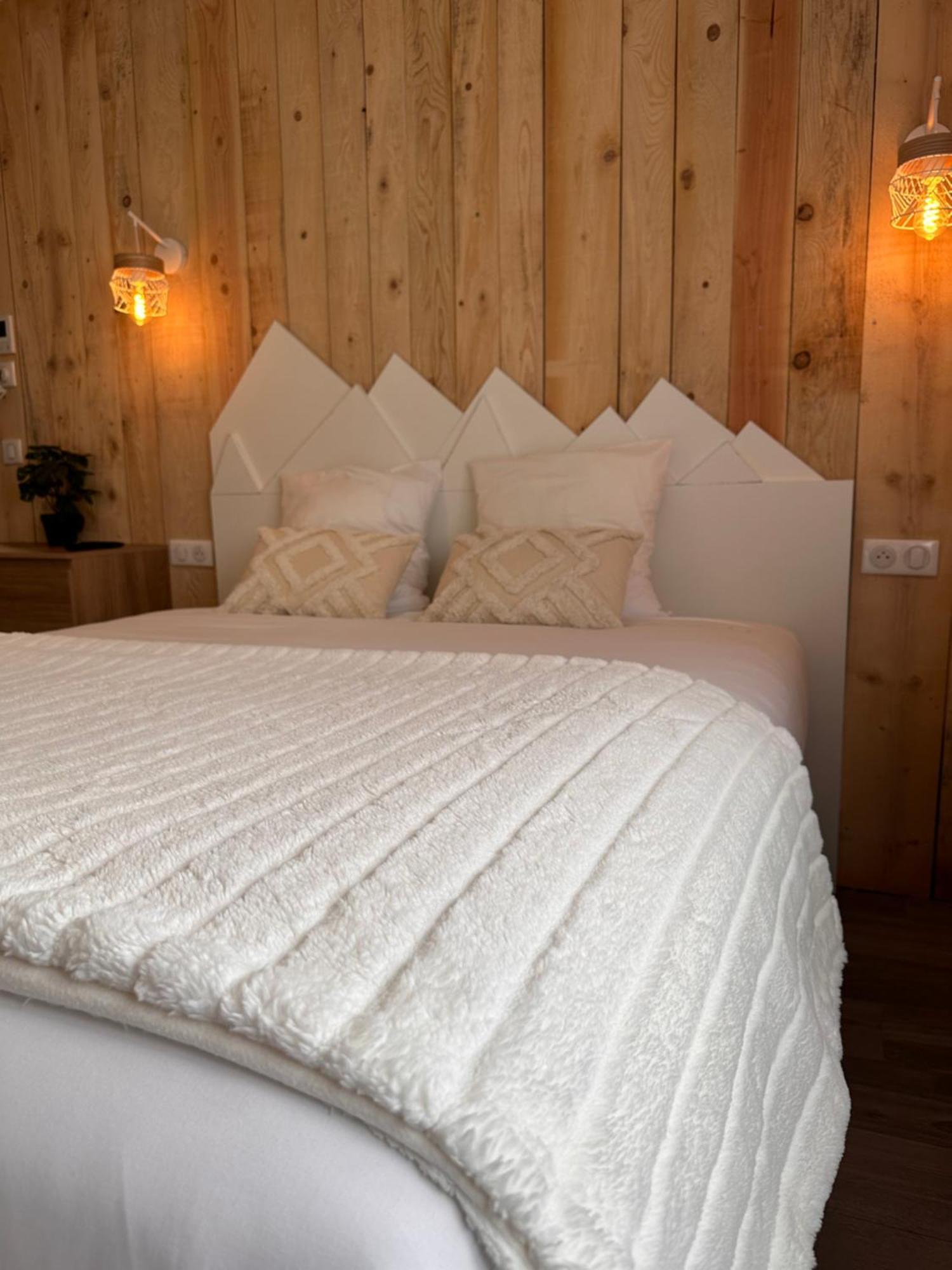 Auberge Du Vieux Lanas Logis Hotel Restaurant Kültér fotó